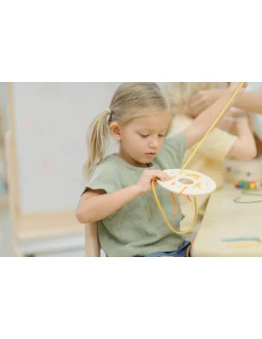 PlanToys Provlékání tkaniček v boxu